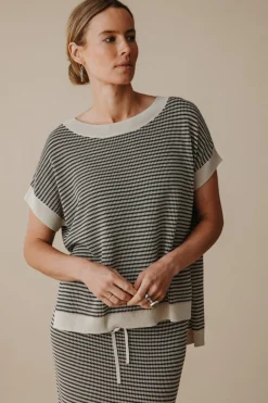 Talamaya Tops|Lattice Short Sleeve Pullover - Washed Black & Soft Gold